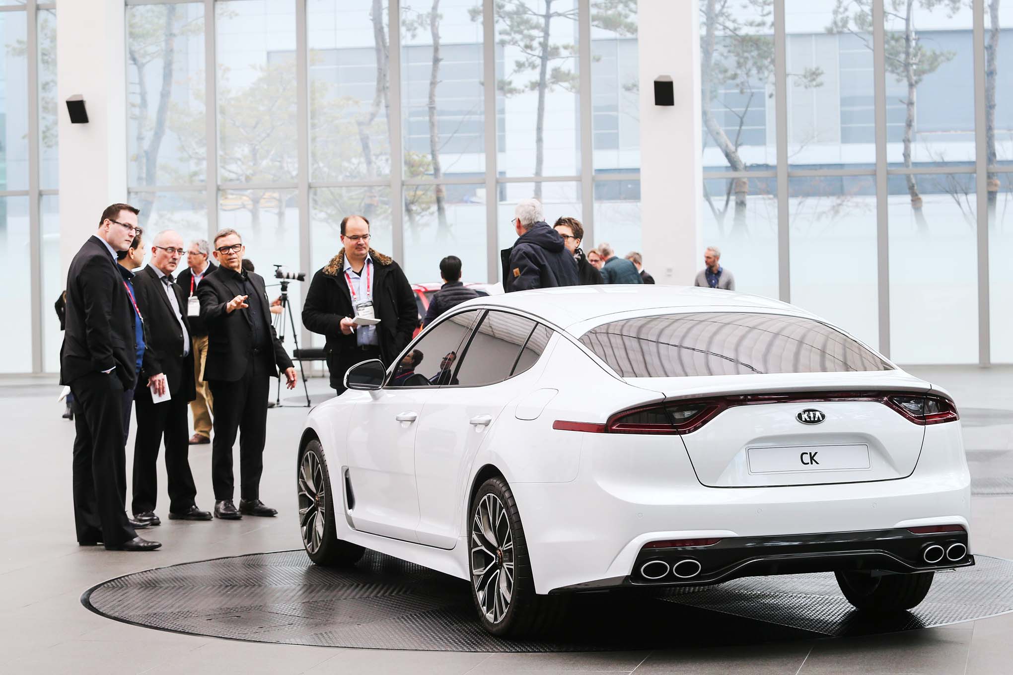 newclubimage-kia-stinger-40180955-2040-1360.jpg