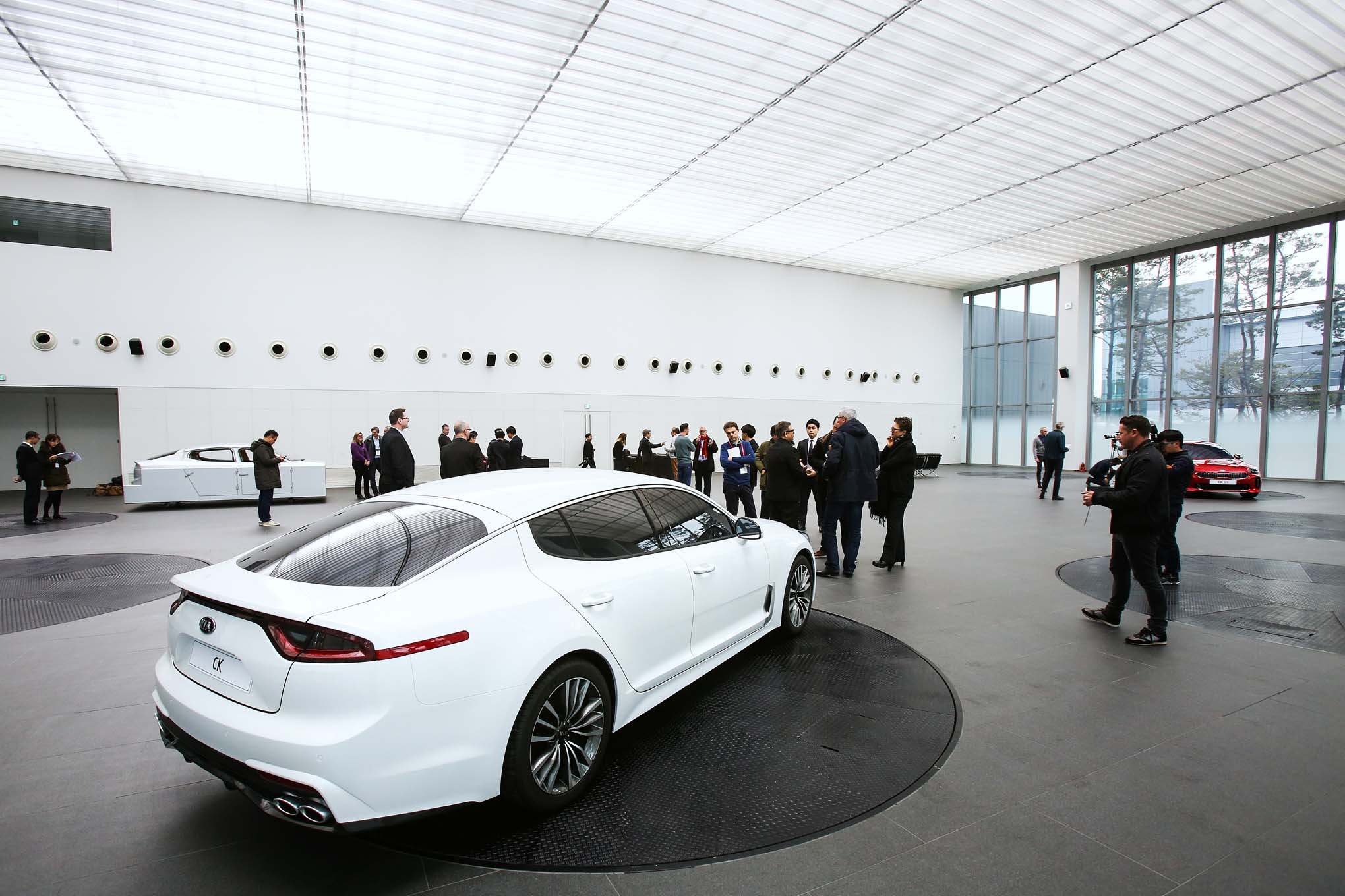 newclubimage-kia-stinger-40180956-2040-1360.jpg